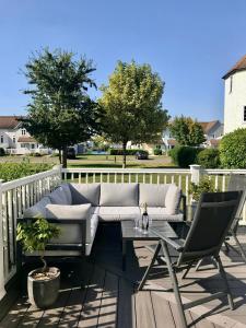 Балкон или терраса в Cerney House, Windrush Lake, Cotswold Water Park