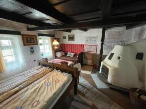 a bedroom with a large bed and a living room at Erdélyi parasztház in Veţca