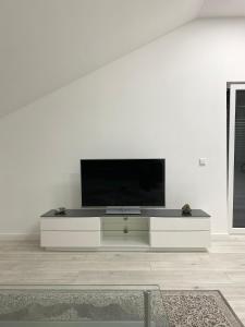 ein Wohnzimmer mit einem TV an einer weißen Wand in der Unterkunft Bane Apartments 95qm - Messewohnung, Ferienwohnung,Monteurwohnung in Hannover
