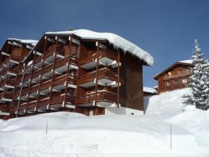 レ・セジーにあるAppartement Les Saisies, 2 pièces, 6 personnes - FR-1-293-98の雪の大きな木の建物