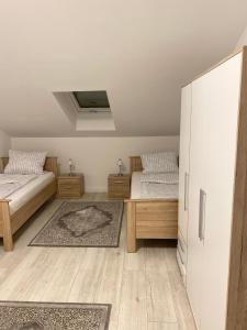 1 Schlafzimmer mit 2 Betten und einem weißen Schrank in der Unterkunft Bane Apartments 95qm - Messewohnung, Ferienwohnung,Monteurwohnung in Hannover