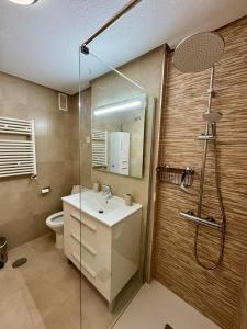 een badkamer met een douche, een wastafel en een toilet bij Casa Gavendy, La Torre Golf Resort in Murcia