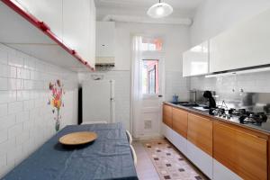 Η κουζίνα ή μικρή κουζίνα στο Casa paolino 50 metri dal mare