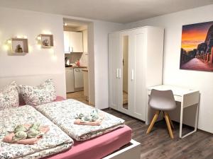 a small apartment with a bed and a desk at B3 - Urlaubsmagie Kleine Wohnung für 4P direkt am Wanderweg mit eigener Terrasse in Sebnitz