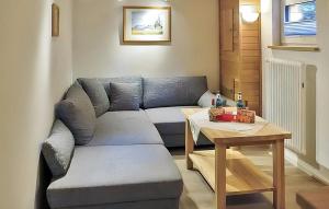 - un salon avec un canapé et une table dans l'établissement Gorgeous Apartment In Bansin seebad With Wifi, à Bansin