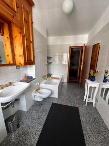Ένα μπάνιο στο Ampio Appartamento con vista “Casa Magro” +28 φωτογραφίες