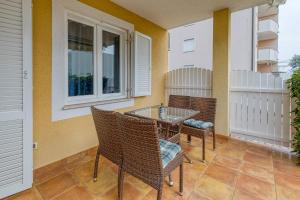 a patio with chairs and a glass table on a balcony at Apartment Mirjana in Karigador in Karigador +13 photos
