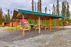 Κήπος έξω από το King Salmon Suite, Cabin 4 at Lower Kenai Lodge
