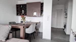 a dining room with a wooden table and chairs at Moderne Wohnung mit Stadtblick in Herdecke