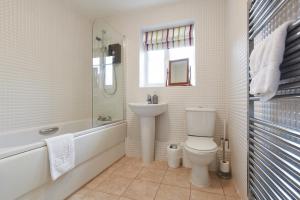 Ένα μπάνιο στο Air Maison - Whyke Haven Modern Apartment with Private Parking