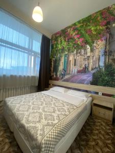 - une chambre avec un lit orné d'une peinture murale dans l'établissement Elysian hotel, à Astana