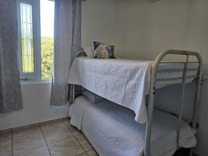a bedroom with a bunk bed with a window at Casa familiar en Rincon in Rincon