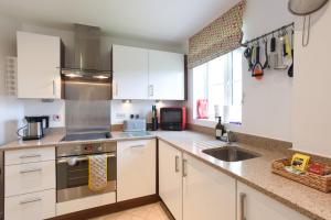 Η κουζίνα ή μικρή κουζίνα στο Air Maison - Whyke Haven Modern Apartment with Private Parking