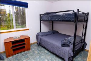 Katil atau katil-katil dalam bilik di Grayling Getaway, Cabin 1 at Lower Kenai Lodge