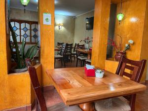 ein Holztisch mit einer roten Kiste darauf in der Unterkunft Hotel Escorial in La Serena