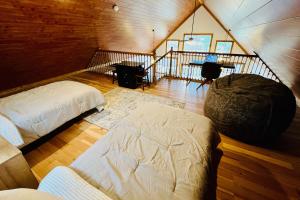 um quarto no sótão com 2 camas e uma secretária em Vineyard Sanctuary em Penn Yan