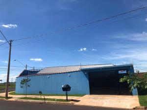 un edificio azul al lado de una calle en Espaço céu Azul en Ribeirão Preto