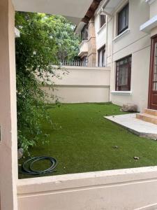 a yard with a hose laying on the grass at Casa grande perfectamente ubicada in Cochabamba