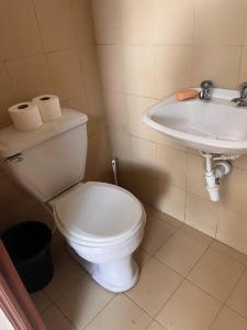a bathroom with a toilet and a sink at Casa grande perfectamente ubicada in Cochabamba