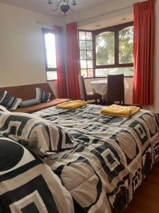 1 Schlafzimmer mit 2 Betten und einer Zebra-Decke in der Unterkunft Casa grande perfectamente ubicada in Cochabamba