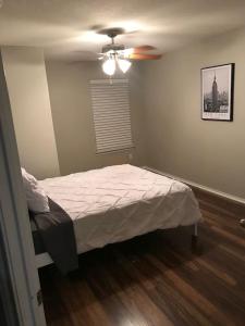 a bedroom with a bed and a ceiling fan at Luxury 4 BR home with Pool near attractions (Cobbl.) in Helotes