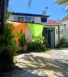 a house with a colorful covering on the side of it at Casa Lee Hostel in Paraty