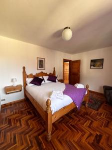 una camera con un grande letto di Ampio Appartamento con vista “Casa Magro” a Tirano