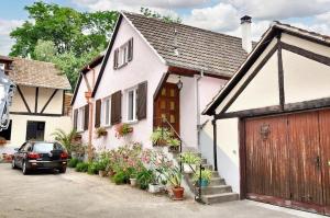 dom z samochodem zaparkowanym przed nim w obiekcie Maison de charme avec jardin à Ingersheim - Chaleur cosy w mieście Ingersheim
