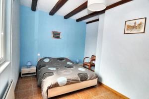 Łóżko lub łóżka w pokoju w obiekcie Maison de charme avec jardin à Ingersheim - Chaleur cosy