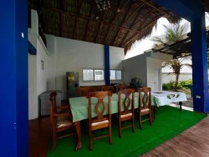 El Cebollito的住宿－Casa Maria，一间带绿色桌椅的用餐室