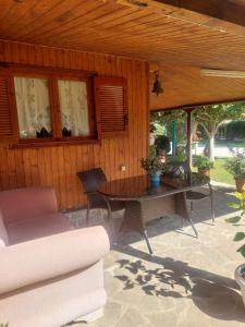 扎哈羅的住宿－Giorgos litsa VILLA，一个带桌子和沙发的庭院