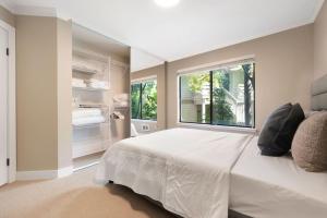 貝爾維尤的住宿－115 Modern and Serene Min to Downtown，卧室设有一张白色大床和一扇窗户。