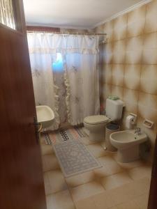 扎哈羅的住宿－Giorgos litsa VILLA，一间带卫生间和水槽的浴室