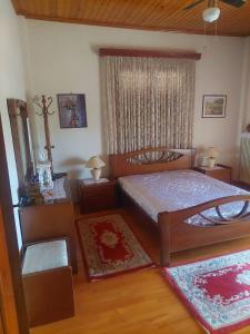 扎哈羅的住宿－Giorgos litsa VILLA，一间卧室设有床、两张桌子和一扇窗户