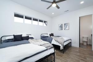 une chambre avec deux lits et un ventilateur de plafond dans l'établissement Brand new Two Kitchens Pool Hot tub For 28, à Concan 60 autres photos
