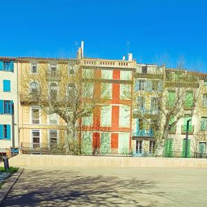 Narbonne Studio Lamarobile avec jardin et terrasse proche des Grands Buffets, du centre ville et de la gare في ناربون: مبنى عليه لوحة جدارية