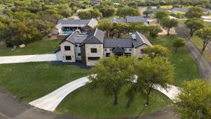 - une vue aérienne sur une maison avec allée dans l'établissement Brand new Two Kitchens Pool Hot tub For 28, à Concan