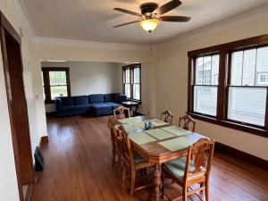 Χώρος καθιστικού στο Family Fun at Fontenelle 4Br 2Bth Omaha
