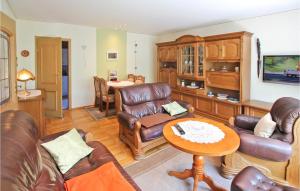 - un salon doté d'un mobilier en cuir et d'une table dans l'établissement Lovely Apartment In Waren mritz With Kitchen, à Waren