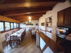 uma grande sala de jantar com mesas e cadeiras em B&B A CASA DI MARIO em San Severino Lucano