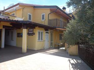 un edificio amarillo con puerta y porche en B&B A CASA DI MARIO, en San Severino Lucano