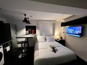 um quarto de hotel com uma cama com um urso de peluche em St Michel studio em Paris