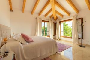 um quarto com uma cama e uma grande janela em Luxury Villa Marbella em Marbella
