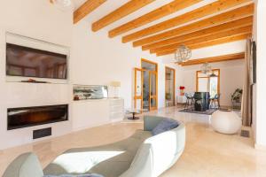 sala de estar con sofá y TV en Luxury Villa Marbella, en Marbella