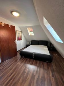 ein Schlafzimmer mit einem Bett auf einem Dachboden in der Unterkunft Ferien mit der ganzen Familie in Krummhörn