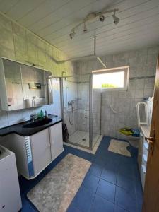 ein Badezimmer mit Dusche und Waschbecken in der Unterkunft Ferien mit der ganzen Familie in Krummhörn