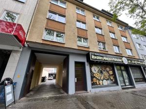 - un bâtiment dans une rue avec un panneau devant dans l'établissement Apartment Central 10D 55qm Wi-Fi free Parking calm back house, à Dortmund