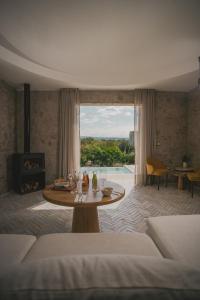 Agrelo的住宿－Chozos Resort，客厅设有桌子和大窗户
