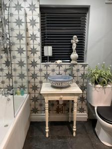 Bathroom sa Charming Bight Cottage moments from beach by Whitstable-Holidays