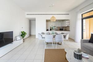 cocina y sala de estar con mesa y sillas en Frank Porter - Al Sidir 2, en Dubái
